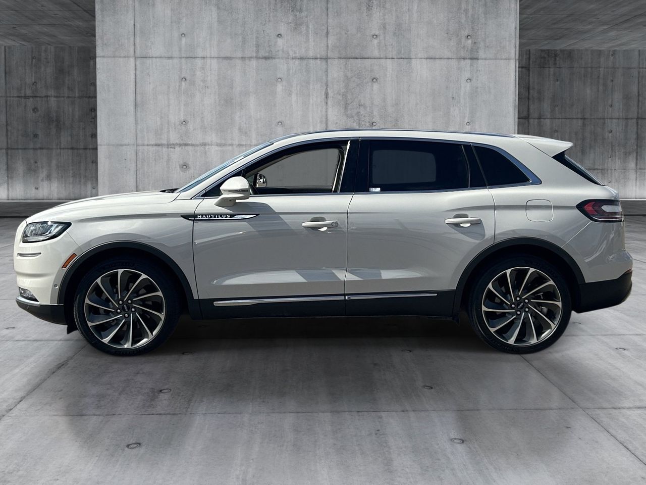 Used 2022 Ceramic Pearl Metallic Tinted Clearcoat Lincoln Reserve image 2