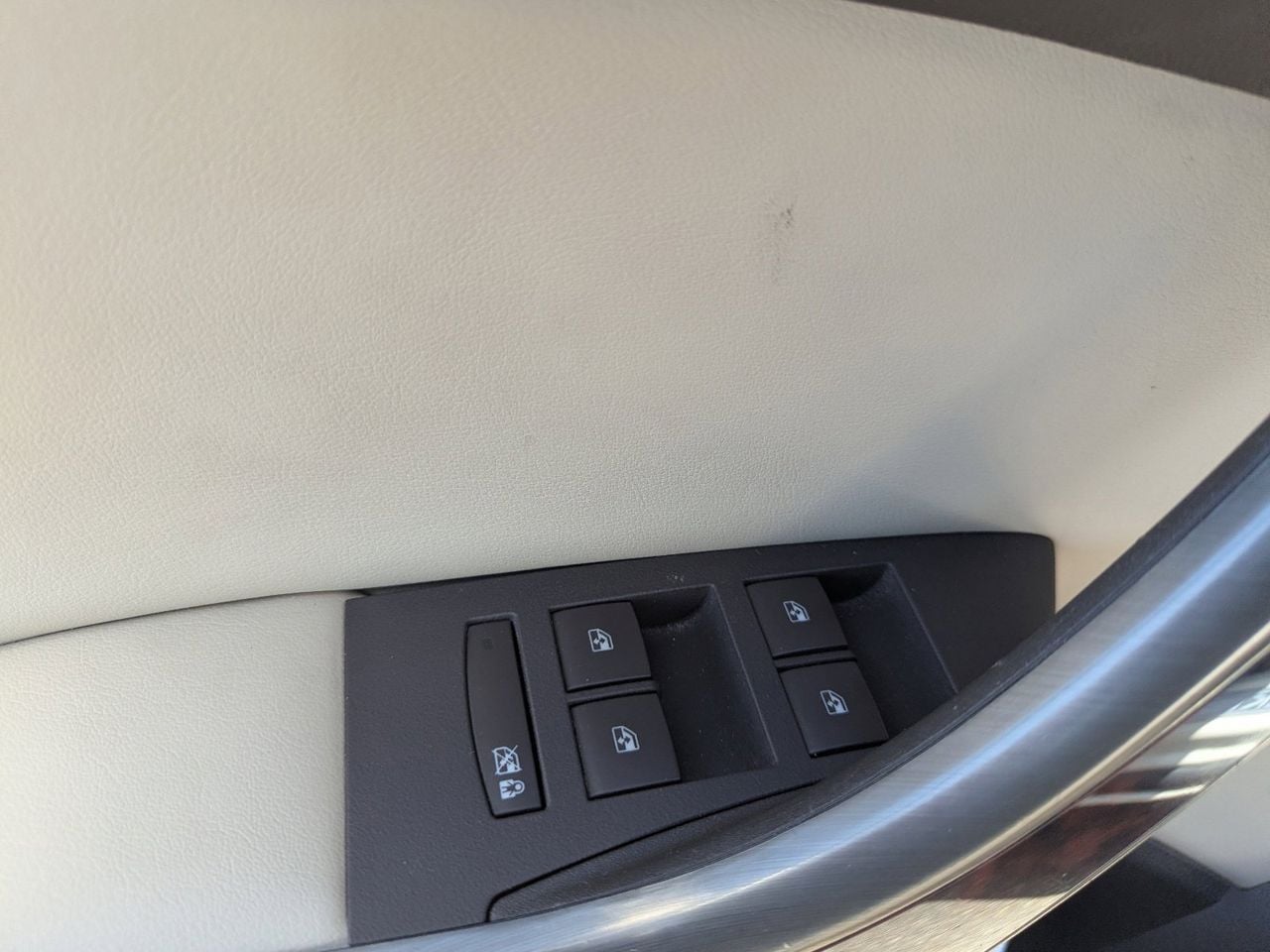 Used 2014 White Diamond Tricoat Buick Premium Group image 30