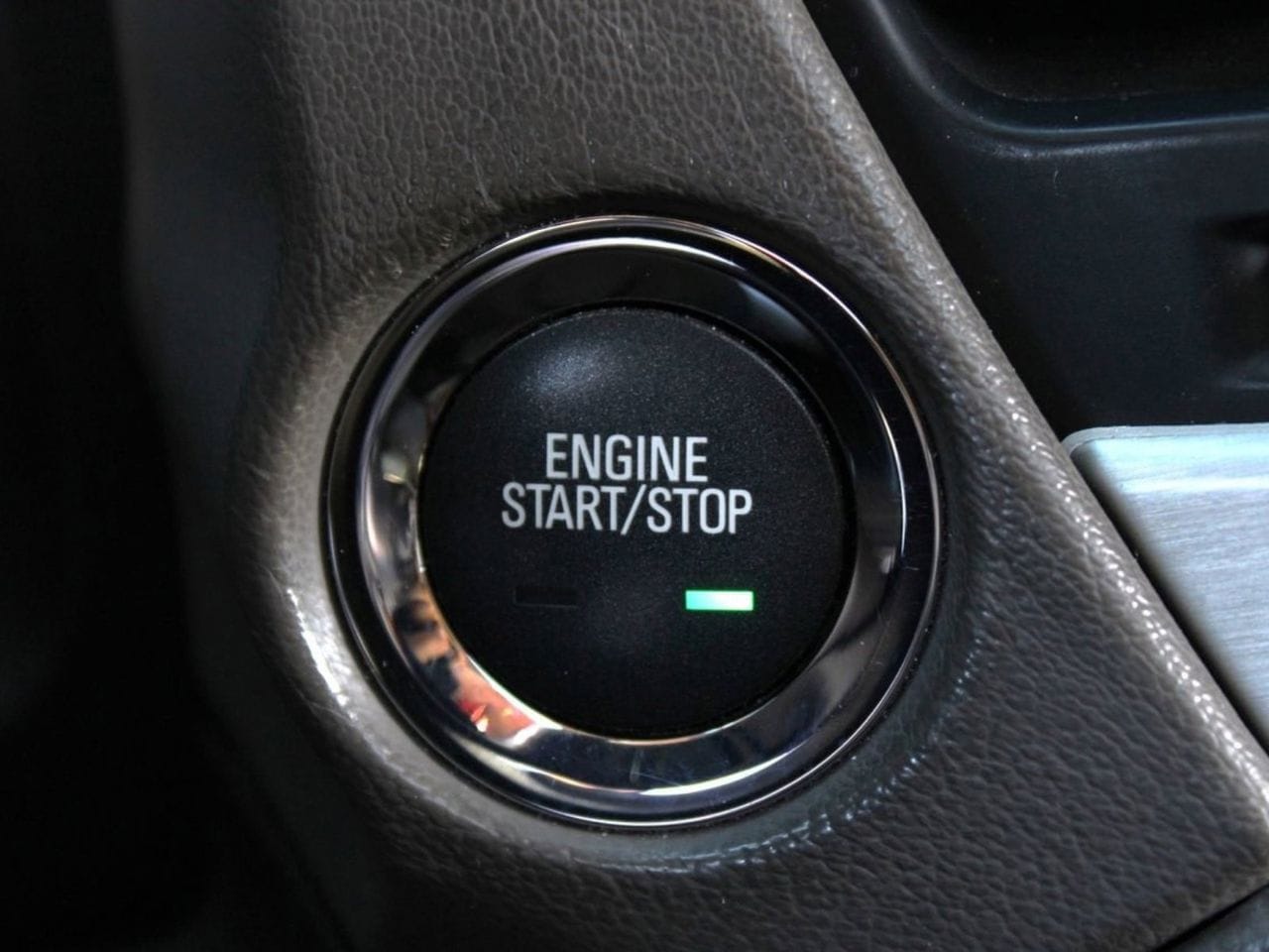 Used 2019 White Frost Tricoat GMC Denali image 38