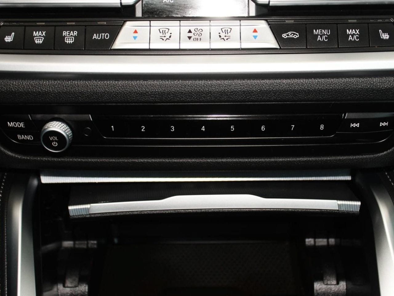 Used 2023 Alpine White BMW M440i image 27