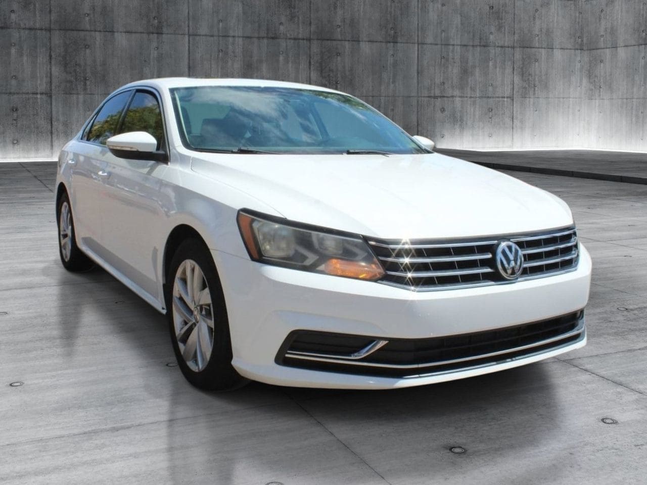 Used 2018 Pure White Volkswagen 2.0T SE image 10