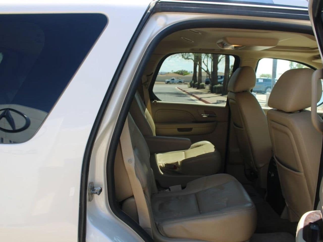 Used 2013 White Diamond Tricoat CADILLAC Premium image 13