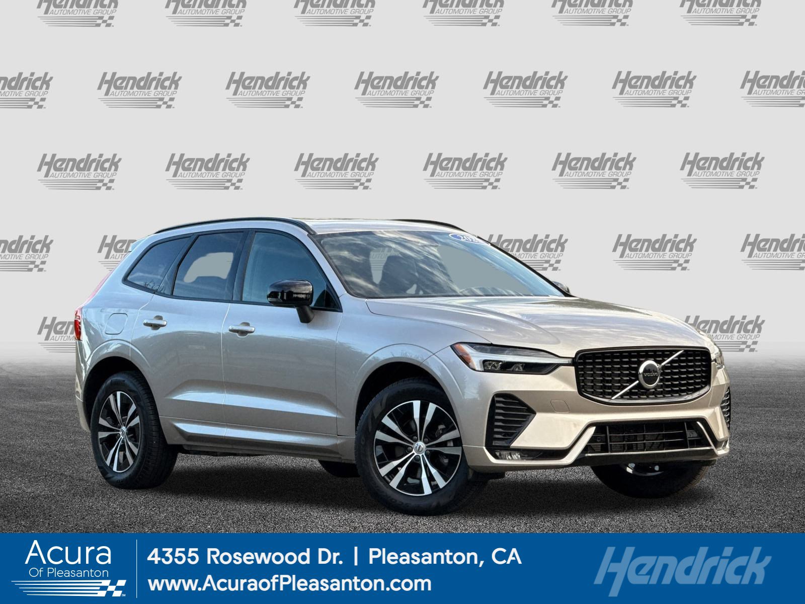 2025 Volvo XC60 Core's photo