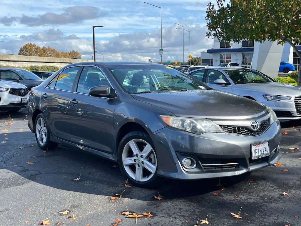 Used 2014 Toyota Camry SE Sedan