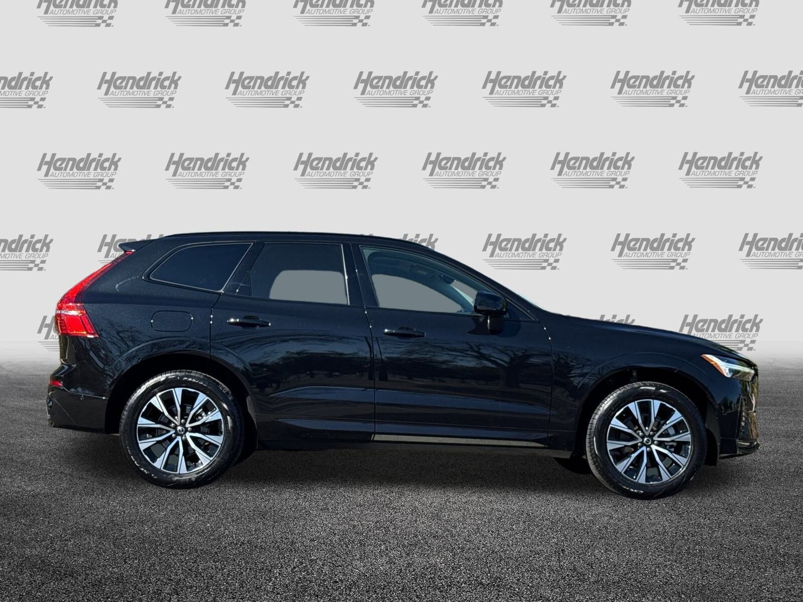 2025 Volvo XC60 Plus photo 2
