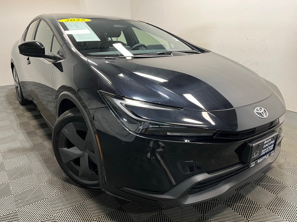 2025 Toyota Prius LE's photo