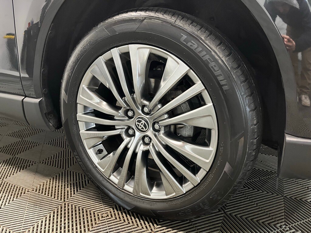 2021 Toyota Venza XLE photo 3