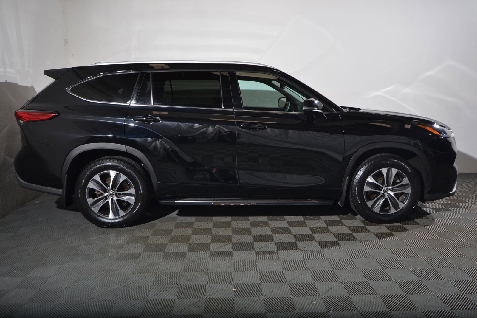 Used 2022 Toyota Highlander XLE with VIN 5TDGZRBH4NS221617 for sale in Seattle, WA