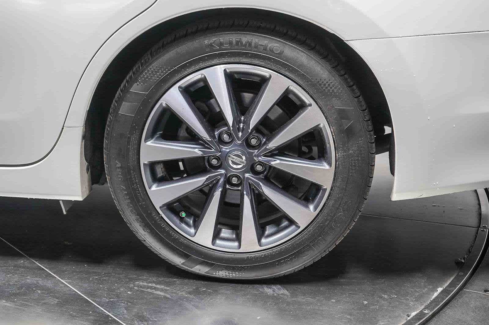 Thumbnail: 2017 Nissan Altima - 12
