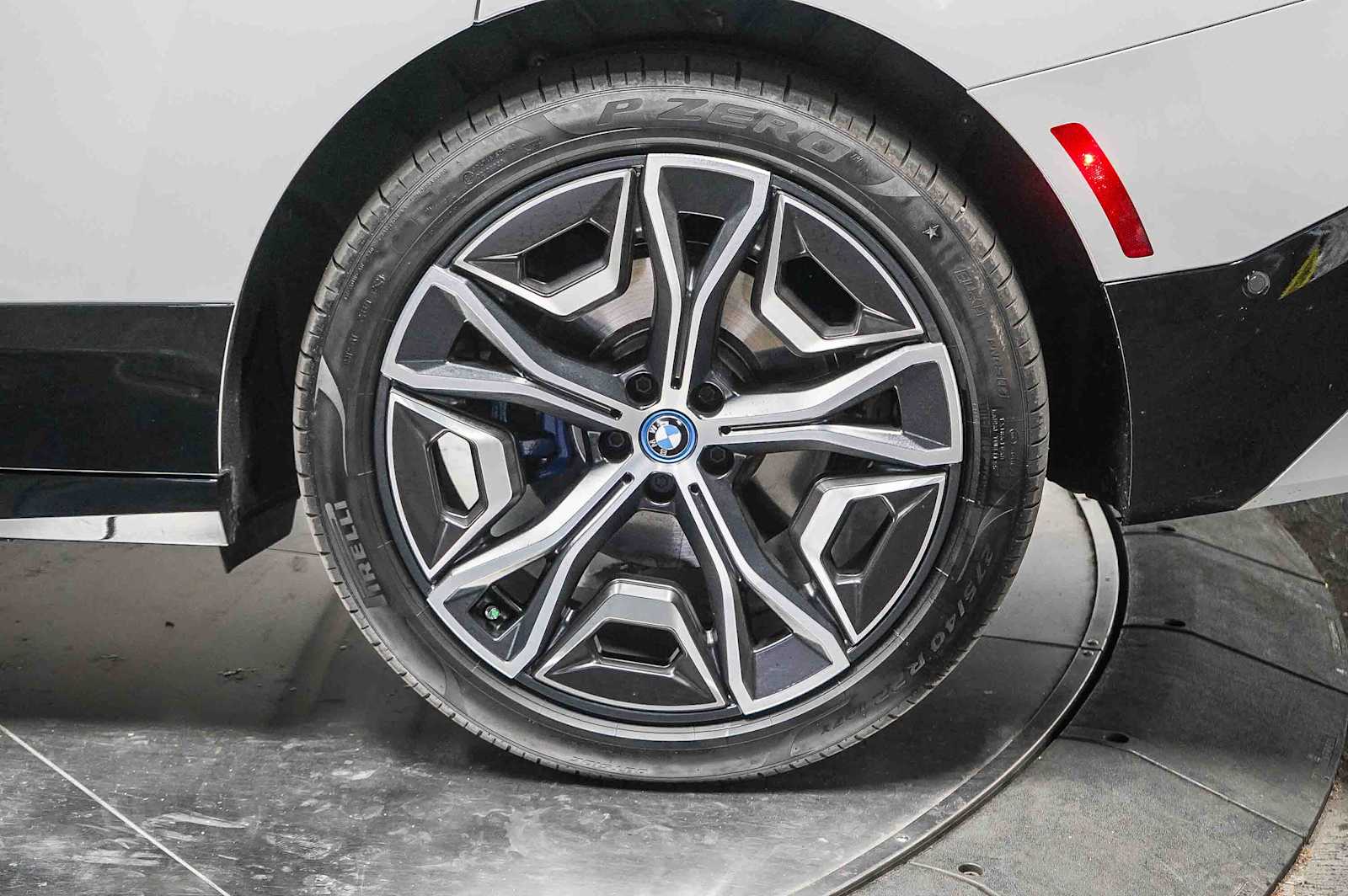 Thumbnail: 2025 BMW iX - 10