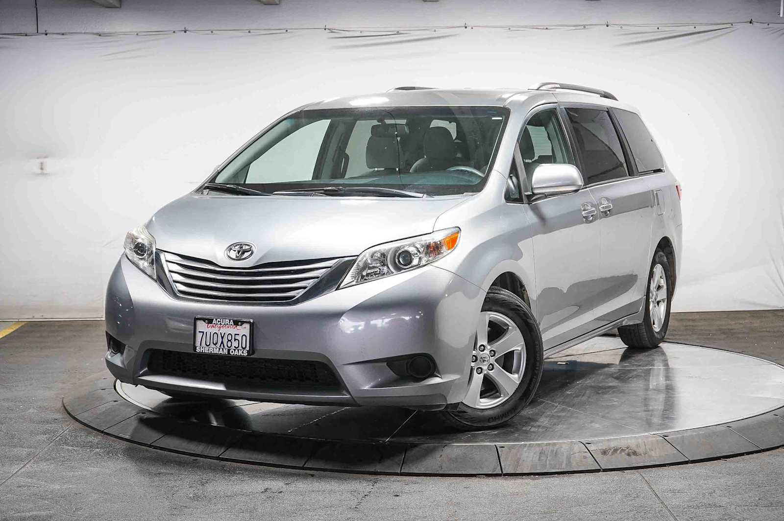2016 Toyota Sienna LE -
                  Sherman Oaks, CA