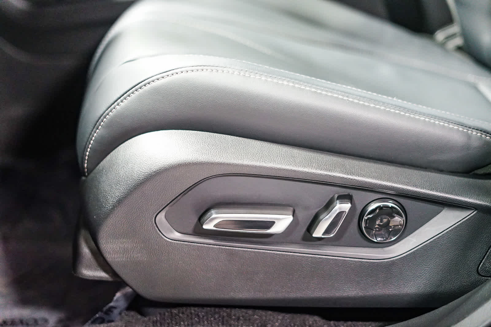 Thumbnail: 2025 Acura RDX - 25