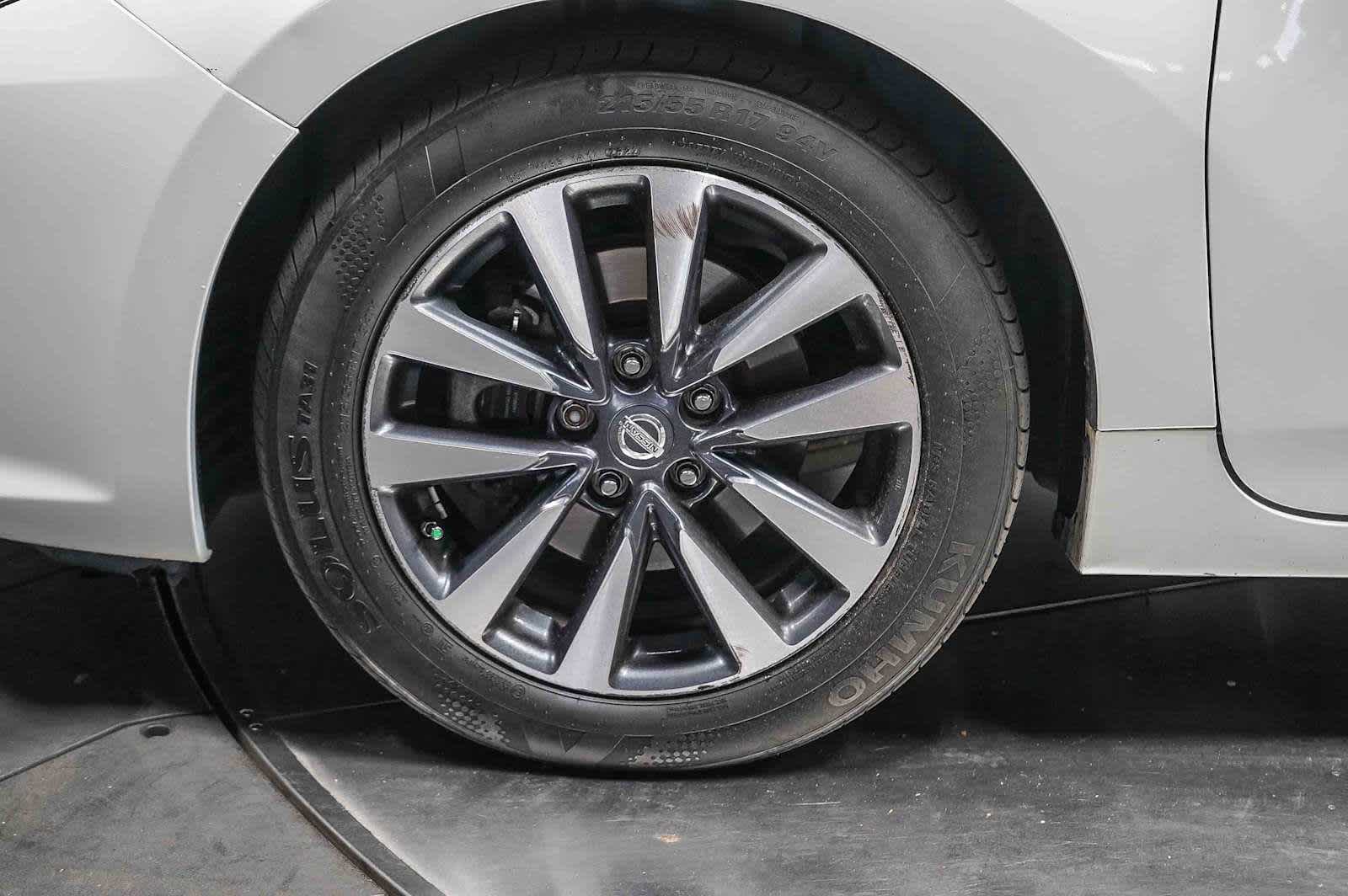 Thumbnail: 2017 Nissan Altima - 10