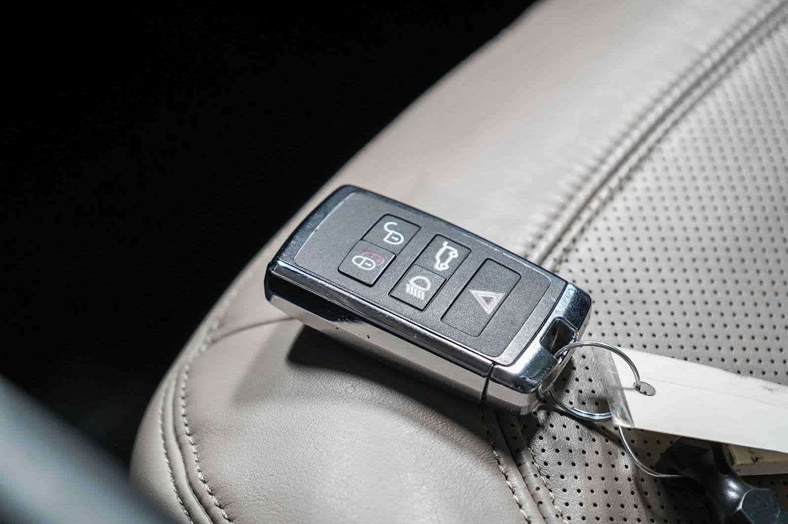 Thumbnail: 2020 Land Rover Defender - 32