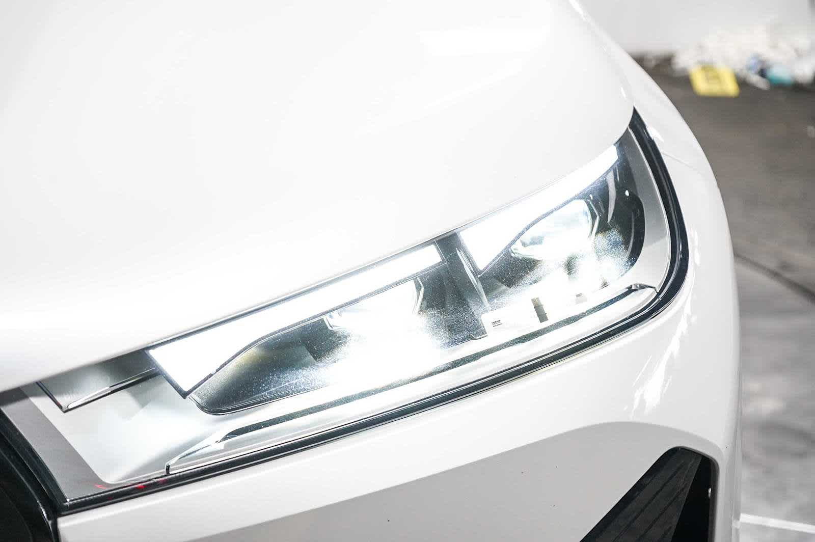 2025 BMW iX xDrive50 photo 3