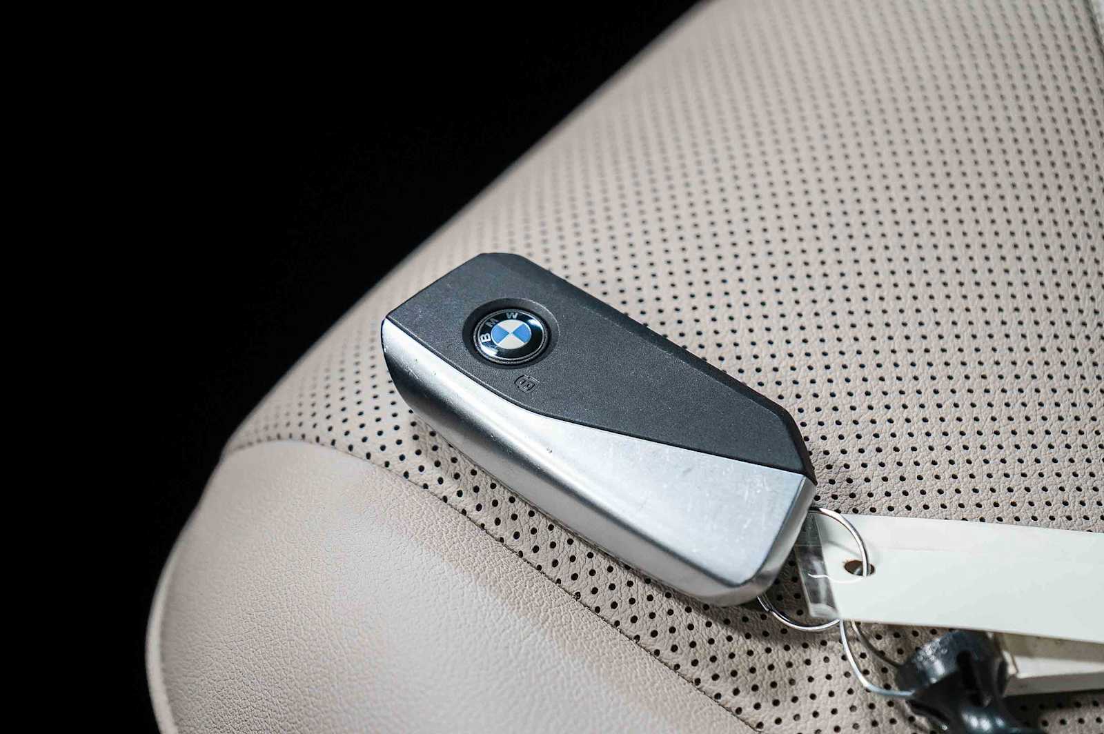 Thumbnail: 2025 BMW iX - 28