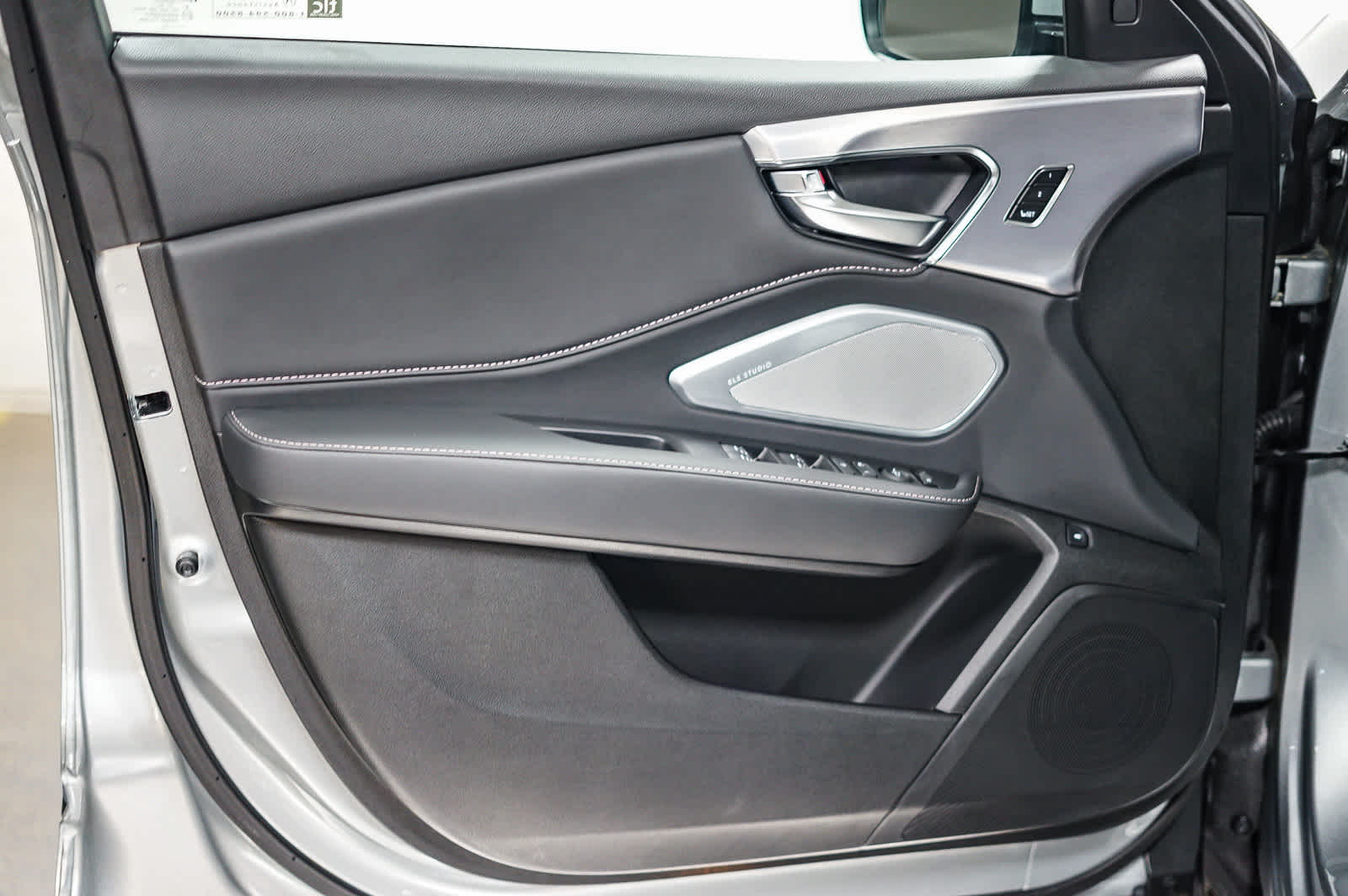 Thumbnail: 2025 Acura RDX - 26