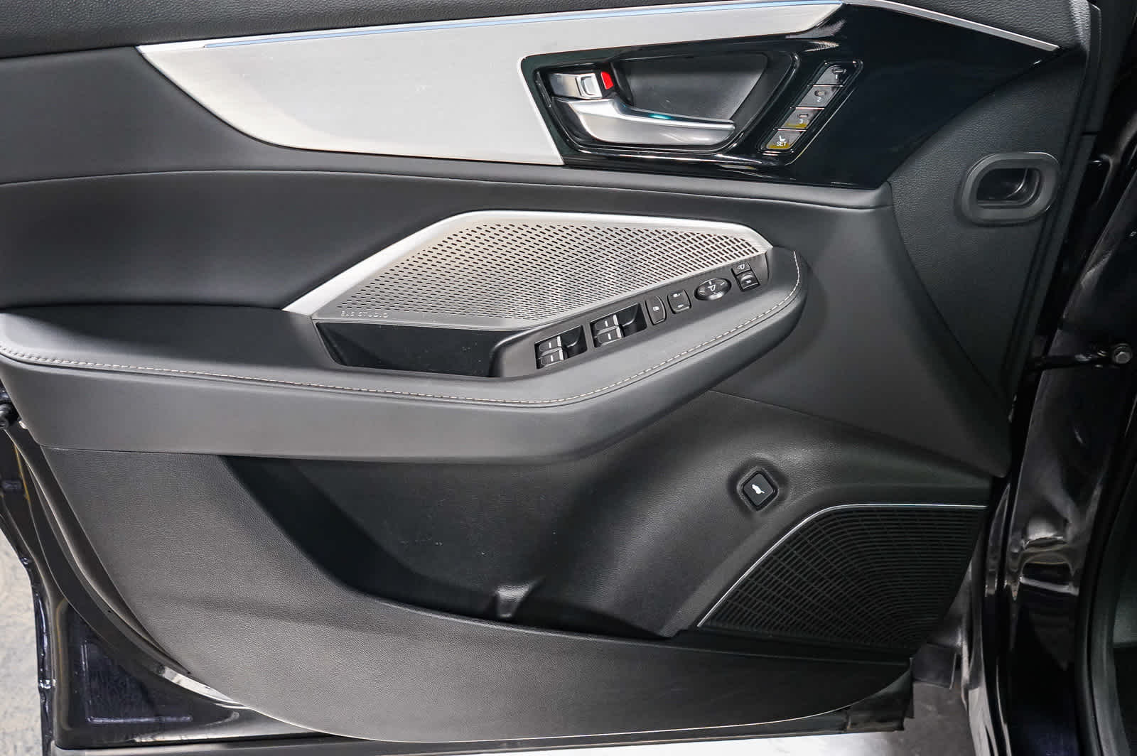 Thumbnail: 2023 Acura MDX - 24