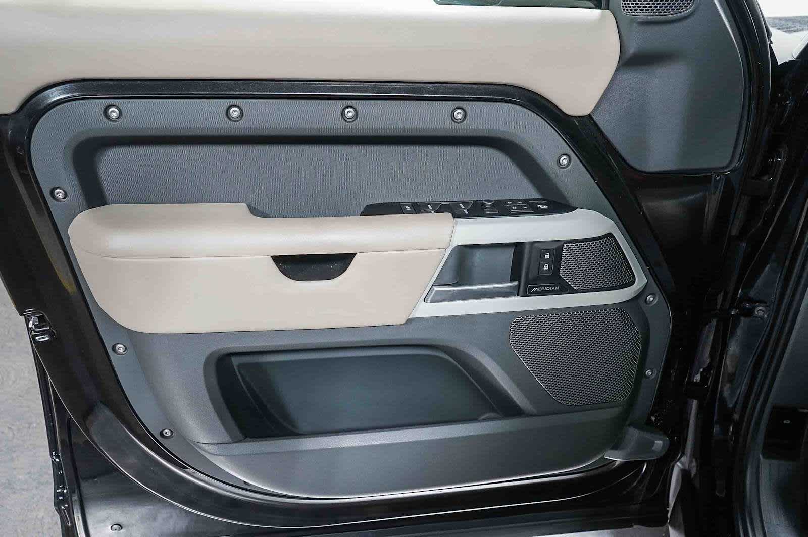 Thumbnail: 2020 Land Rover Defender - 25