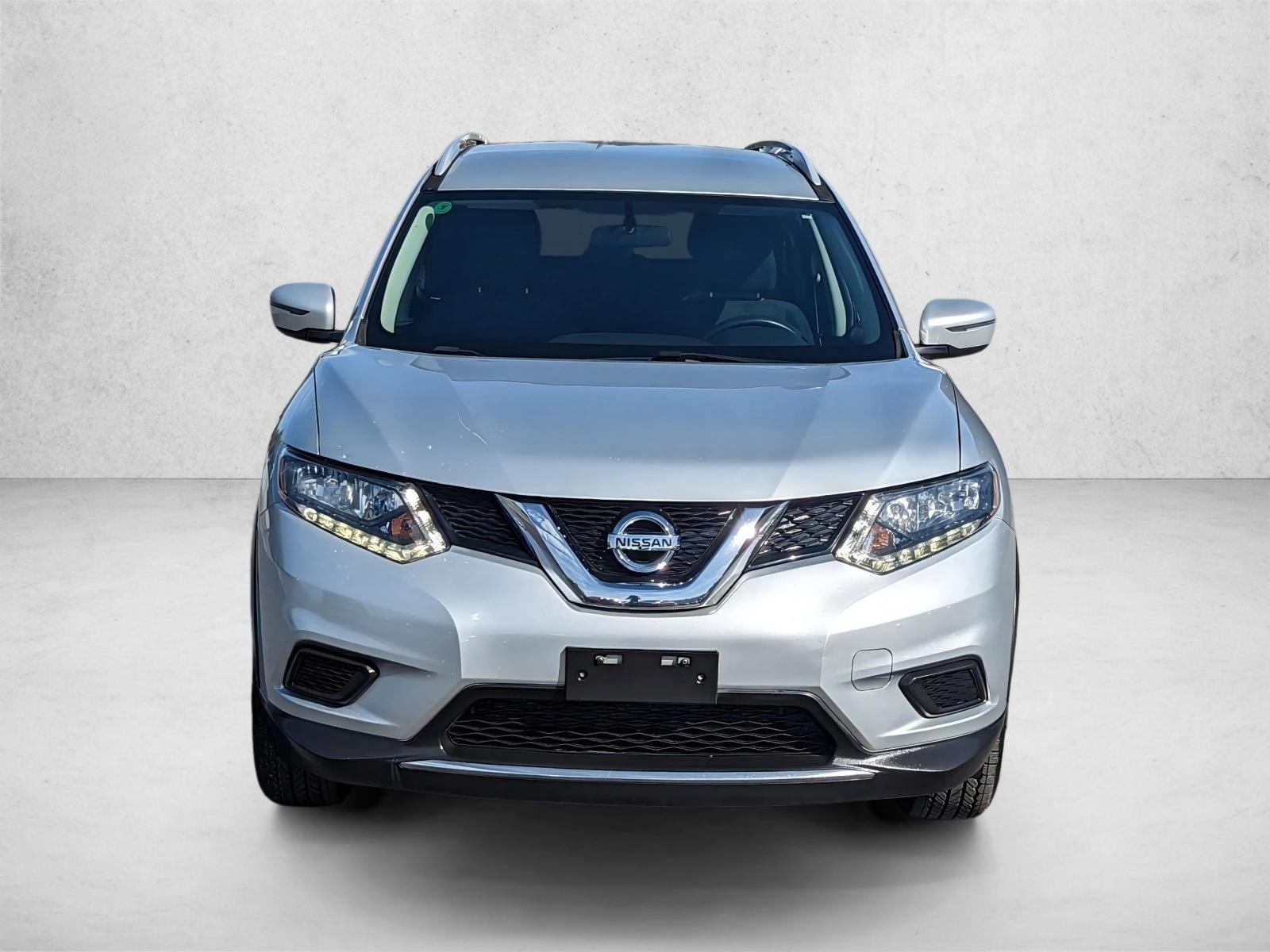 2016 Nissan Rogue SV photo 2