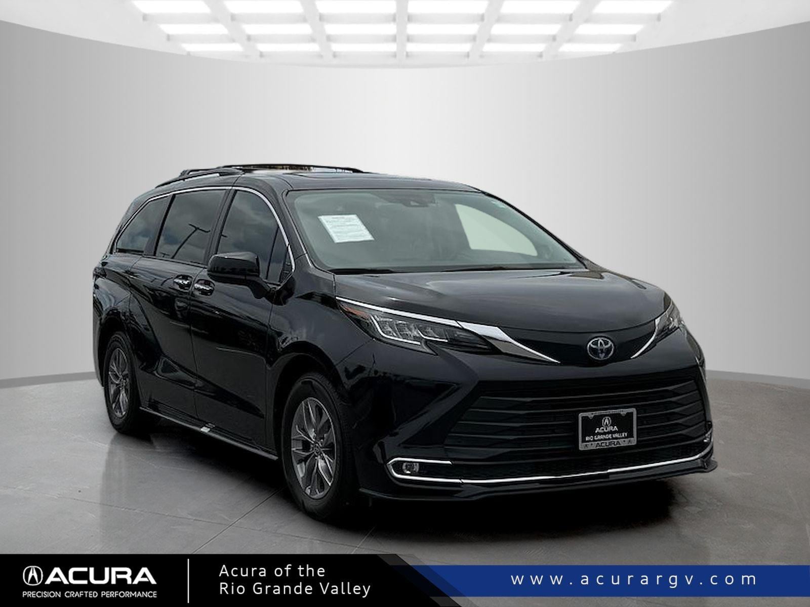 2023 Toyota Sienna XLE 8-Passenger Hybrid FWD's photo