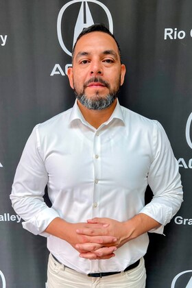 Staff member Ruben Reyes from ID_4caa4cb1b811