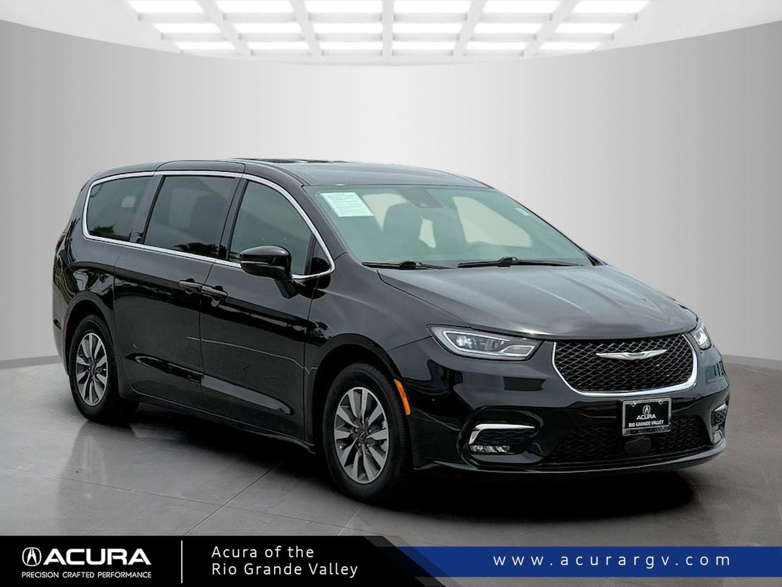 2025 Chrysler Pacifica Hybrid Select PHEV's photo