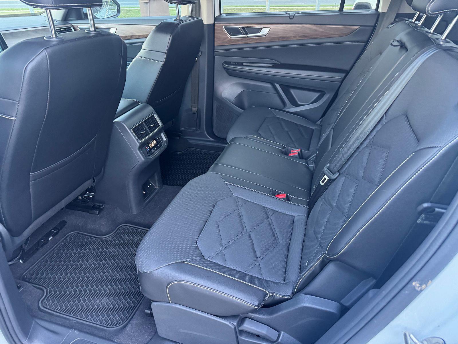 2024 Volkswagen Atlas SE Technology photo 2