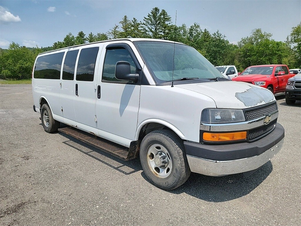 2011 Chevrolet Express 3500 LT Passenger Van photo 3