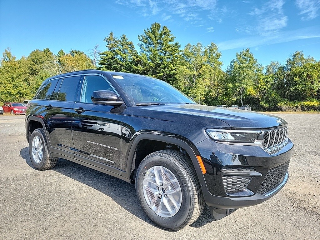 2025 Jeep Grand Cherokee Laredo photo 3
