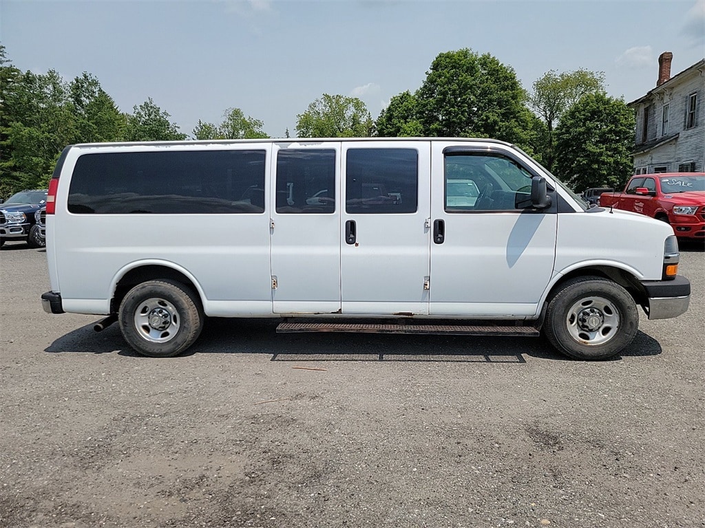 2011 Chevrolet Express 3500 LT Passenger Van photo 4
