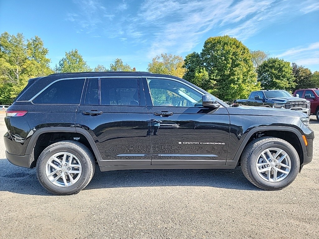 2025 Jeep Grand Cherokee Laredo photo 4