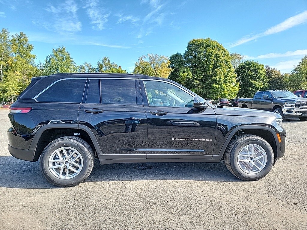 2025 Jeep Grand Cherokee Laredo photo 4