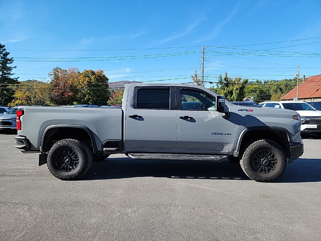 2025 Chevrolet Silverado 2500HD ZR2 photo 2