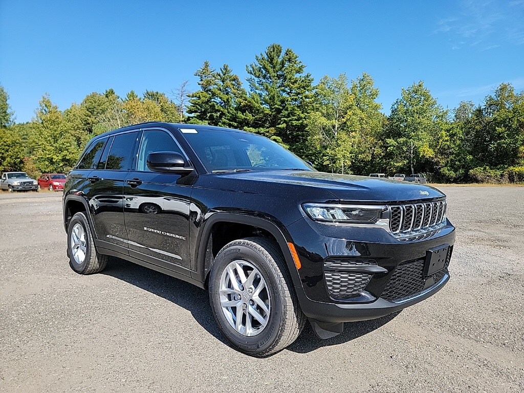2025 Jeep Grand Cherokee Laredo photo 3