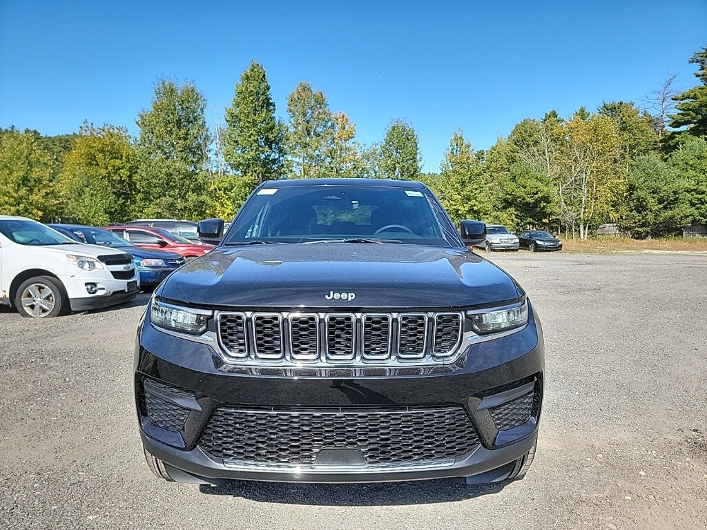 2025 Jeep Grand Cherokee Laredo photo 2