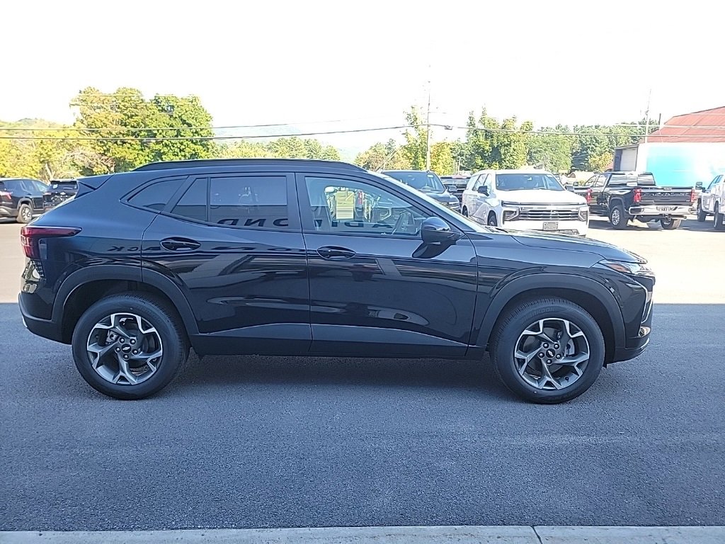 2026 Chevrolet Trax LT photo 3