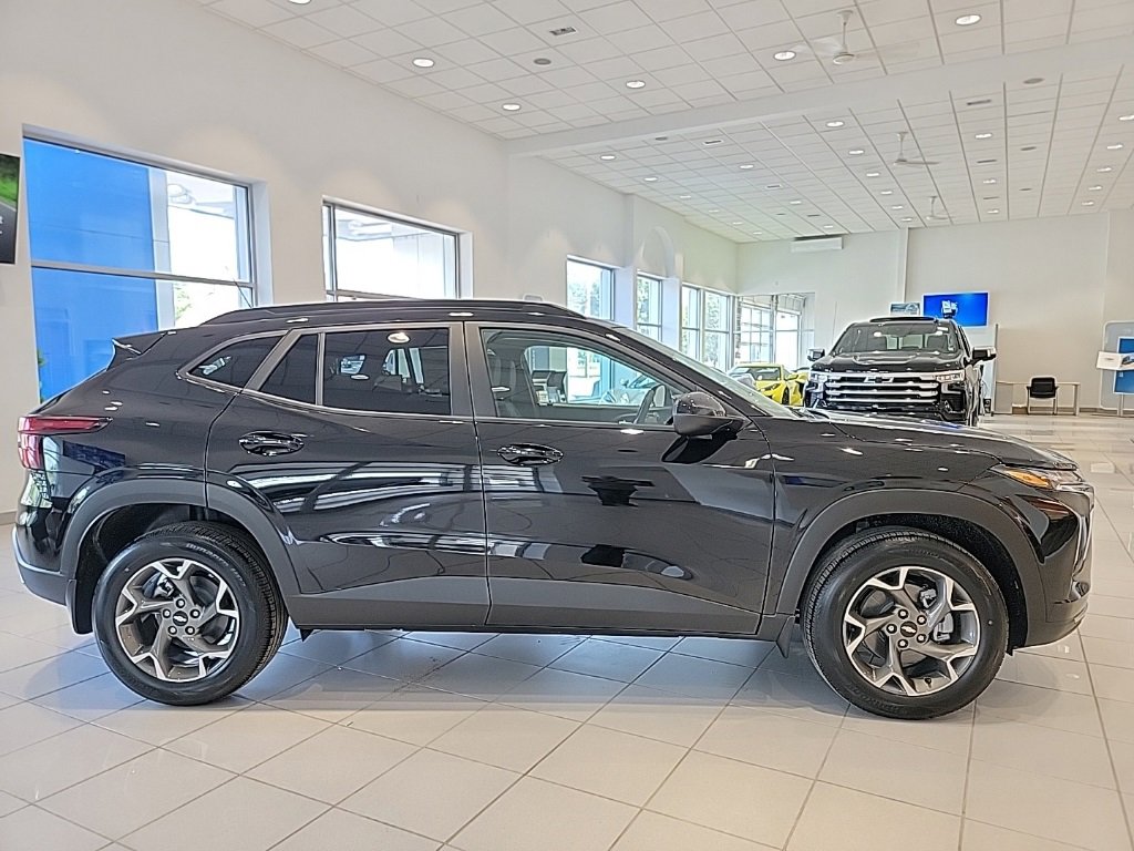 2025 Chevrolet Trax LT photo 4