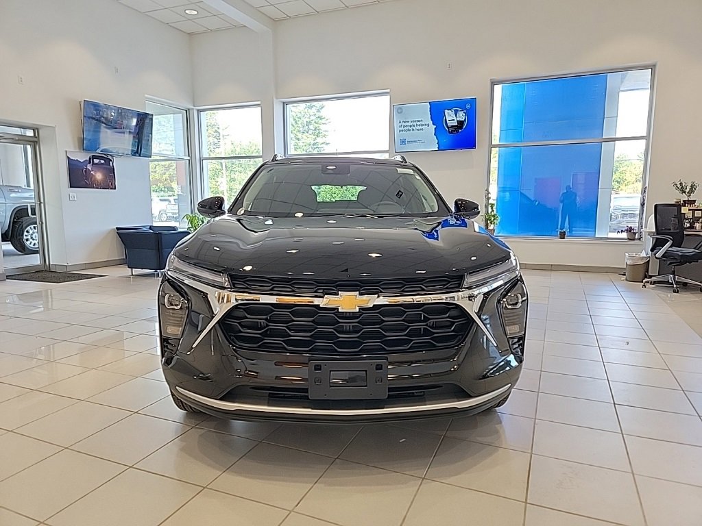 2025 Chevrolet Trax LT photo 2