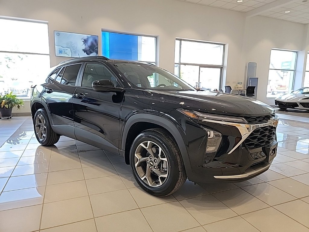 2025 Chevrolet Trax LT photo 3