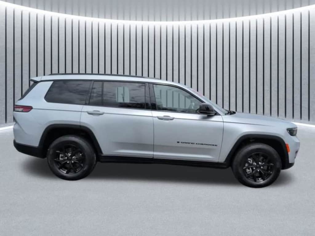 Used 2024 Jeep Grand Cherokee L Altitude 4x4 SUV