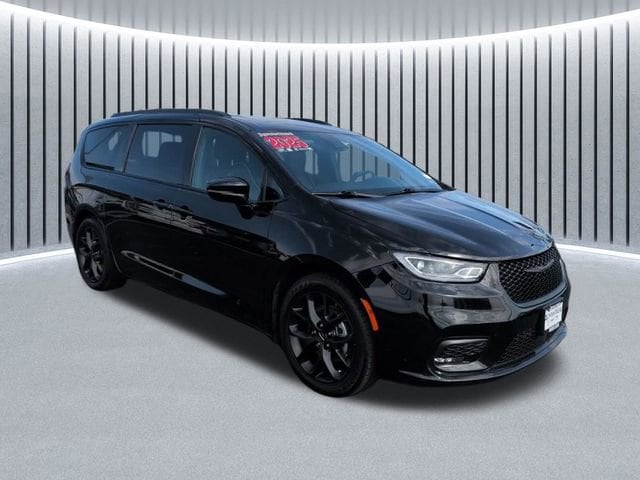 2025 Chrysler Pacifica Limited's photo