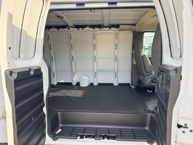 2025 Chevrolet Express Cargo Work Van - Photo 9