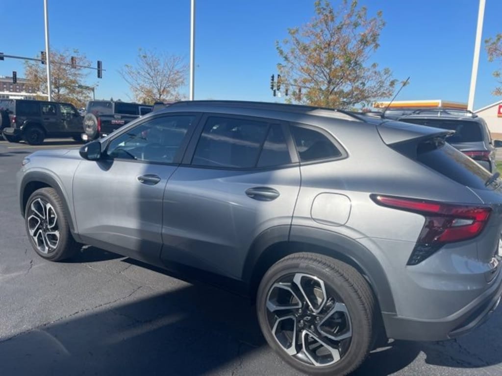 Used 2025 Chevrolet Trax 2RS SUV