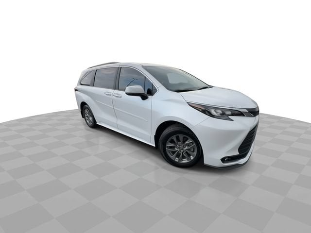 2025 Toyota Sienna XLE - Photo 2