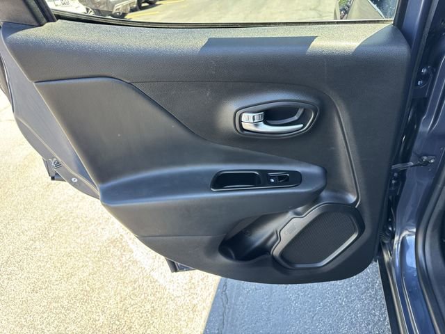 2022 Jeep Renegade Latitude - Photo 23