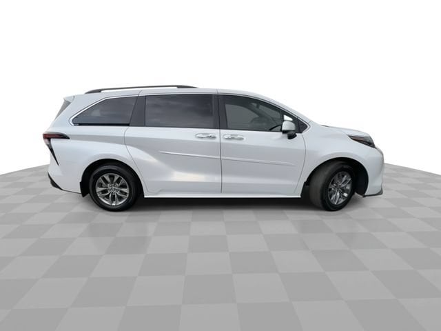 2025 Toyota Sienna XLE - Photo 9
