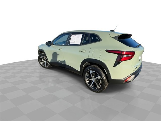 2024 Chevrolet Trax photo 2