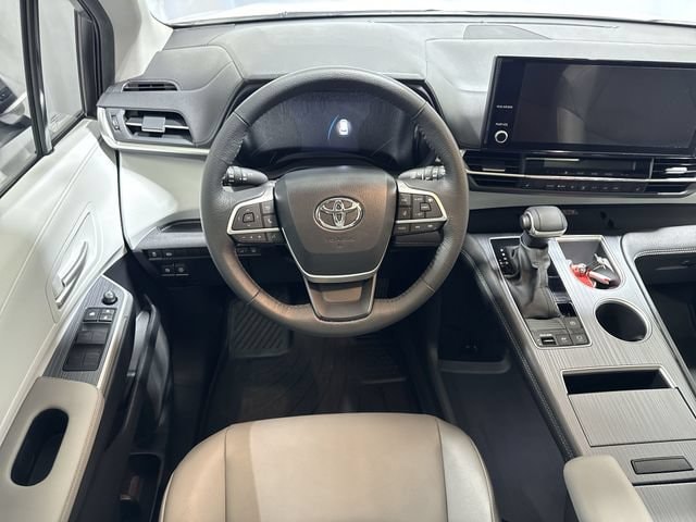 2025 Toyota Sienna XLE - Photo 16