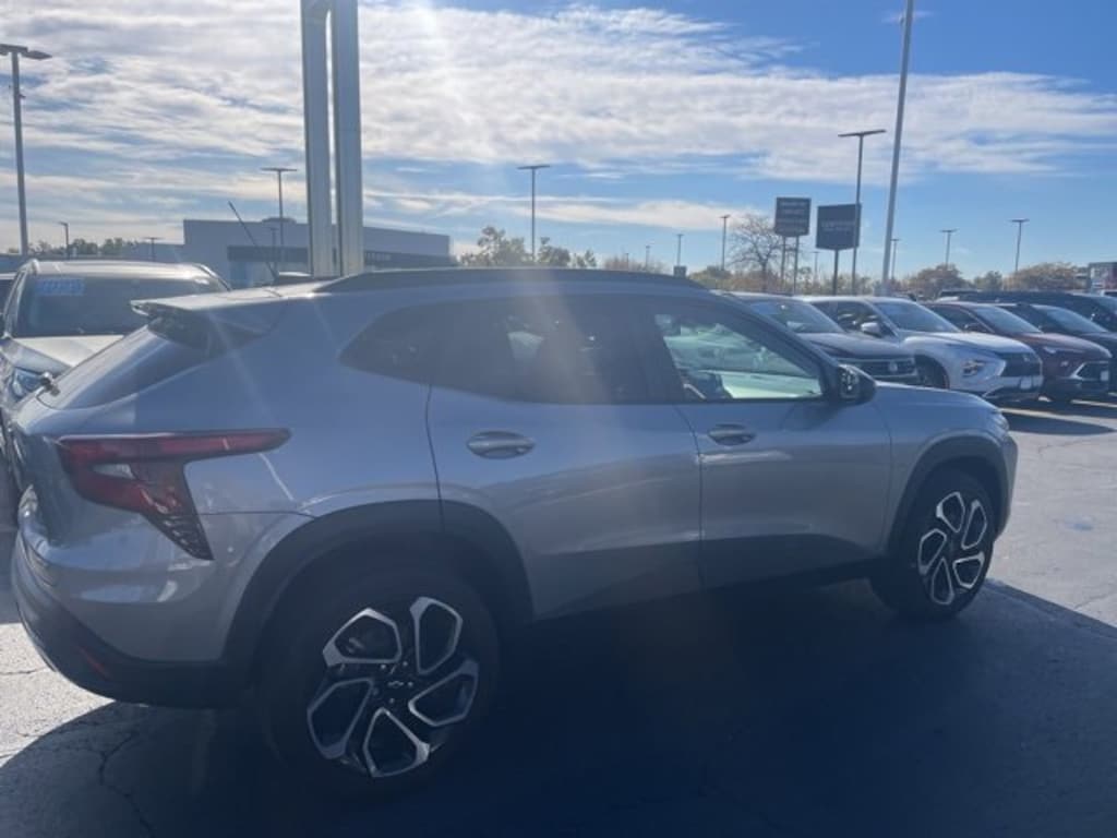 Used 2025 Chevrolet Trax 2RS SUV